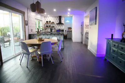 Image de Newly renovated tropical oasis with hot tub in beautiful Indian Harbour Beach