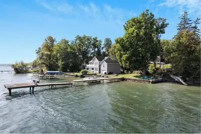Image de Spacious Bungalow with Private Lake Access. Stay with E. V. E