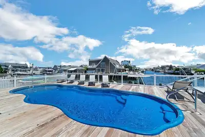 Image de Waterfront Mantoloking Home with Private Dock w\/Pool very close to Ocean Beach