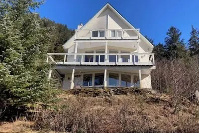 Image de House on the Hill at Kelli Creek - Close to Downtown with King Beds and Stunning Views
