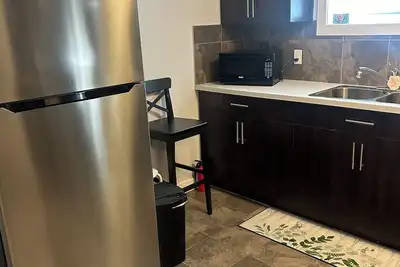 Image de Basement suite with full kitchen