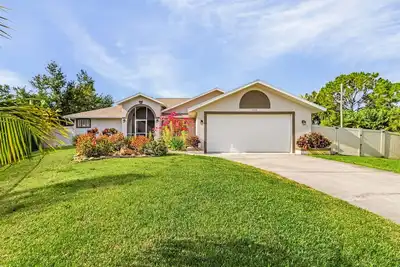 Image de 4/2 Off Water Property in St. James City!