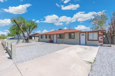 Image de Minutes From Downtown | Phoenix Lightrail | 3 Br Home