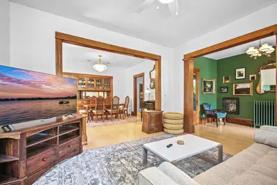 Image de Uptown Minneapolis Home: Walk to Lakes!
