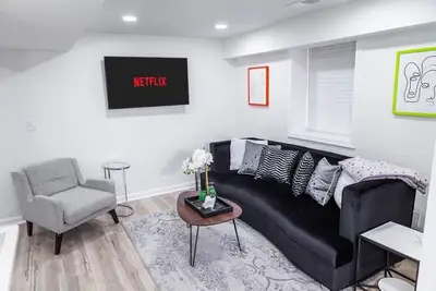 Image de Suburban Oasis Lower-Level Apt & Designer Touches