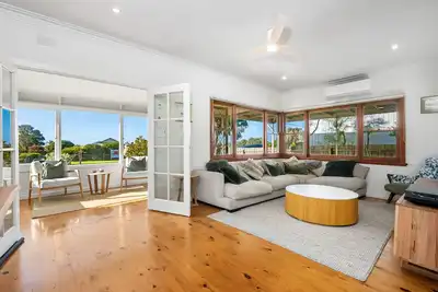 Image de Seaside Chic: stylish, private, conveniently located, minutes from beach/ town