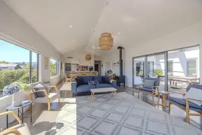 Image de Lake View Heights - Luxury Large Modern House & Self Contained Studi(264 sq mtr)