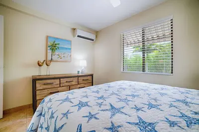 Image de 50 steps away from Maui's best beach, furnished with luxury details