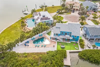 Image de Luxury Waterfront Paradise | Private Dock | Pets Ok | Heated Pool | Walk to Beach
