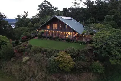 Image de Chalet overlooking valley & ocean 15min to beach, alfresco dinning, 8m fireplace