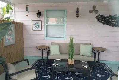 Image de Antique Row Bungalow. Central, Comfy, Private Near Downtown, Beaches, & Parks.