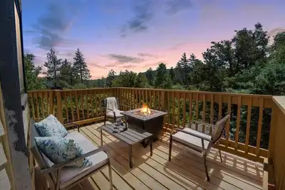 Image de Treetop Haven - Indoor Jacuzzi & Hockey Table - Pet-friendly
