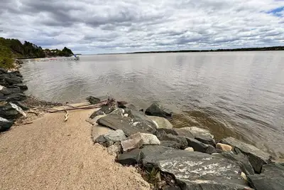 Image de 3 Bedroom Waterfront bungalow on the banks of the Miramichi River