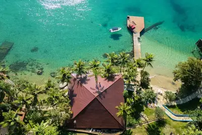 Image de Luxueuse villa tropicale entourée par la mer - Ang011