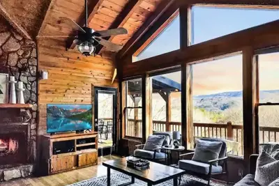 Image de Stylish Mountain Escape - Hot Tub - Fire Pit - Games