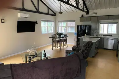 Image de Charming 3-bedroom house in fabulous Kingston less than 1 mile from beach