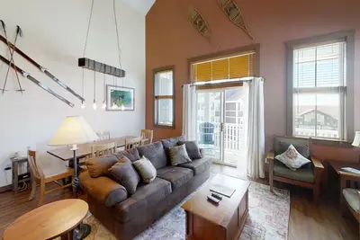 Image de Exceptional top floor 2br+ at Allegheny Springs by RedAwning