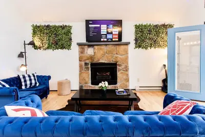 Image de 4 Bd Stylish Cottage W Private Pool & hot-tub by RedAwning