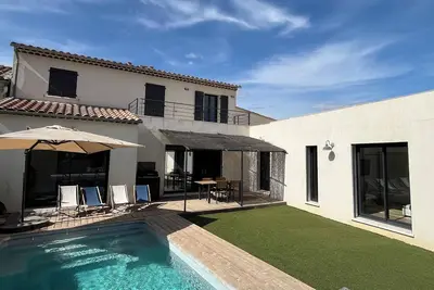 Image de Villa avec piscine en centre de village provencal