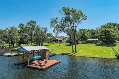 Image de Charming Lake Athens Waterfront Cottage: Families, Fisherman, Pets, Canton
