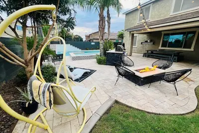 Image de Expansive Family Getaway 5+ Br, Entertaining Yard, Roomy + Pool + Hot Tub