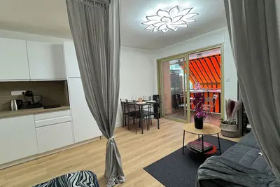 Image de Juan-Les-Pins Spacieuse-Studio-Clim-Plage à 200m!