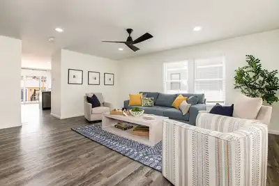 Image de Less than 1 mile to Notre Dame Stadium, Sleeps 10+ w/ huge tailgate-ready yard!