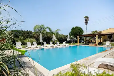 Image de Appartement 'Frini One-Bedroom' avec piscine partagée, Wi-Fi et climatisation