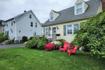 Image de Spacious house with King & Queen beds, private patio, walkable to Train Station!