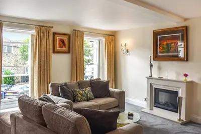 Image de A super stylish and spacious first floor grade Ii listed apartment in the centre of Tavistock.