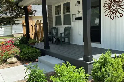 Image de Short Walk to the Big House, Modern Spacious 3 Br + Basement Suite, 3. 5 baths