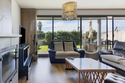 Image de Maison de vacances 'Brisamar - Casa Com Piscina' avec vue sur la mer, piscine partagée et Wi-Fi