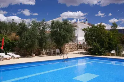Image de Maison de campagne 'Cortijo El Álamo De Vélez' avec vue montagne, piscine privée et Wi-Fi