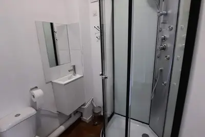 Image de Chambre avec salle de bain 2. idéale pour un séjour économique tout confort