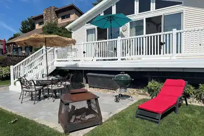 Image de Cozy 2-bedroom lake house with rock and roll theme, on the water.