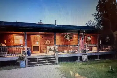 Image de Waterfront Log Home & Bunkhouse, 300' on Scott's Bay, Boat Access\nMaxtonPlains