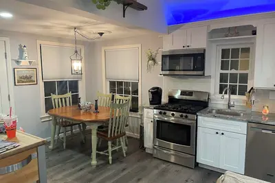 Image de Charming newly renovated 2-bedroom cottage in delightful Woodcliff Park