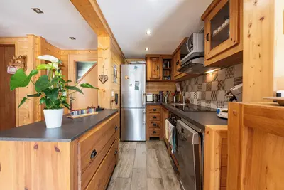 Image de Chalet 'Traditionnel Pied Des Pistes' avec vue sur la montagne, piscine partagée et terrasse