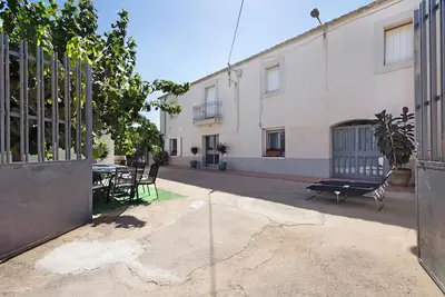 Image de Maison de campagne 'Cal Peret Miquelet' avec vue sur les montagnes, piscine privée et Wi-Fi
