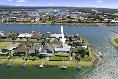 Image de Deja Bleu - family home with private jetty