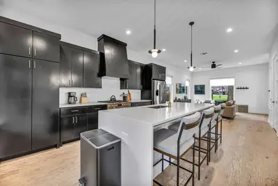 Image de Modern Eastside Home with Gourmet Kitchen, 3 Floors, Game Room, Walk to restaurants and bars