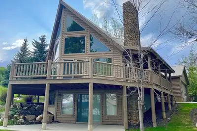 Image de Pristine 5 Bedroom 3 Bath Cabin 200yds to the Water! Complete privacy!