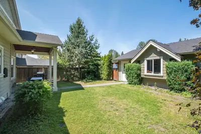 Image de Spacious 3-Story North Vancouver Home: 4 Bedrooms, Gym, Ideal for Families