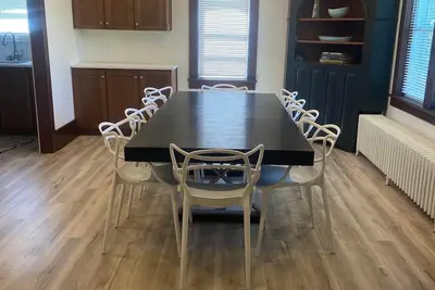 Image de Newly Listed 4-bedroom house with WiFi, Ac 10 minute walk to the Falls!