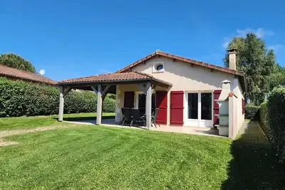 Image de Belle maison de vacances avec piscine partagée