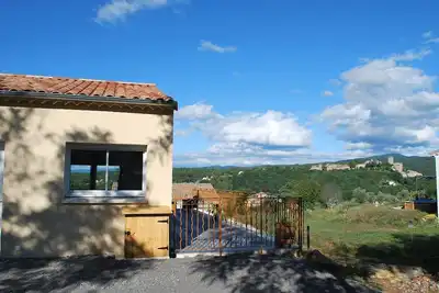 Image de Villa des Figuiers entourée de verdure