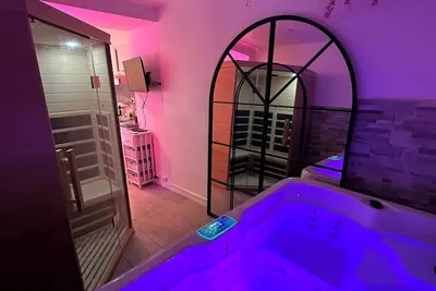 Image de Suite 110 : Jacuzzi & Sauna privatisé avec suite