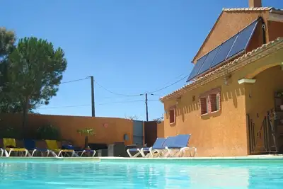 Image de Gîte Le Cabanon, avec piscine\nidéal 2 adultes et 2 enfants