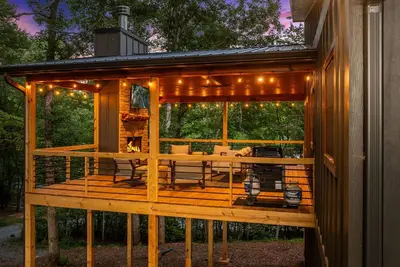 Image de New Modern Cabin, 5 Miles to Blue Ridge, Hot Tub, Media Room, Game Room