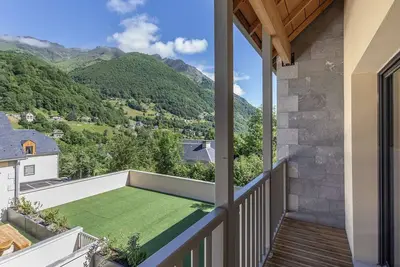 Image de Lodge neuf avec 3 chambres, terrasse et parking, Ă 5 min du centre de Cauterets